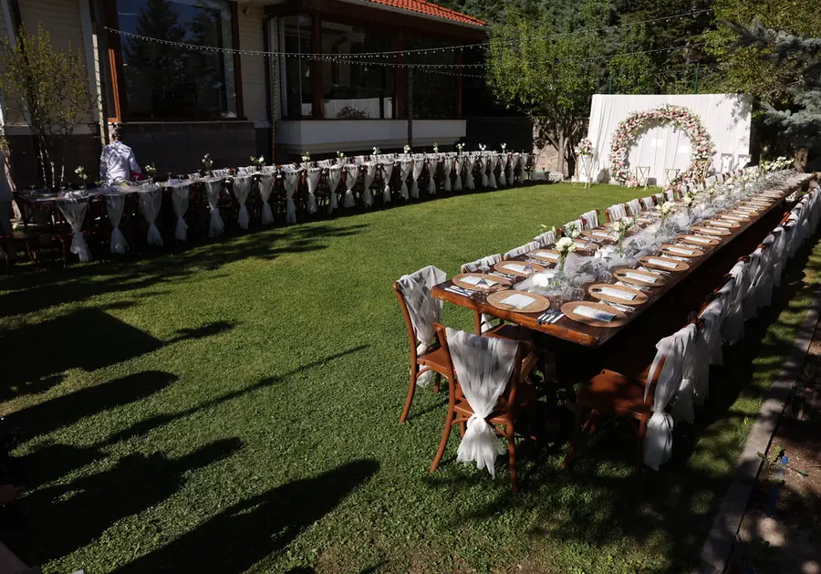 Bahçede kurulan davet alanı