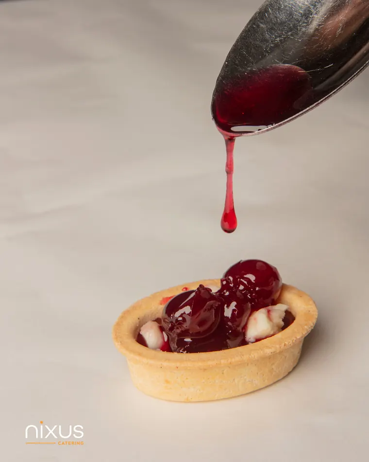 Vişneli mini tart sunumu
