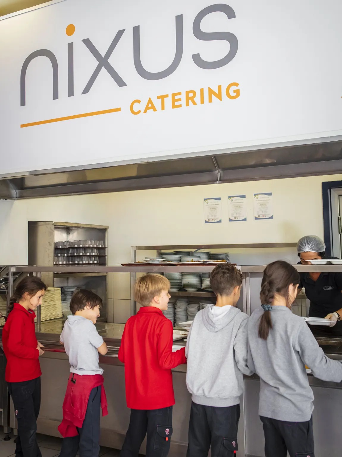 Nixus Catering yemekhanesinde sıraya girmiş öğrenciler