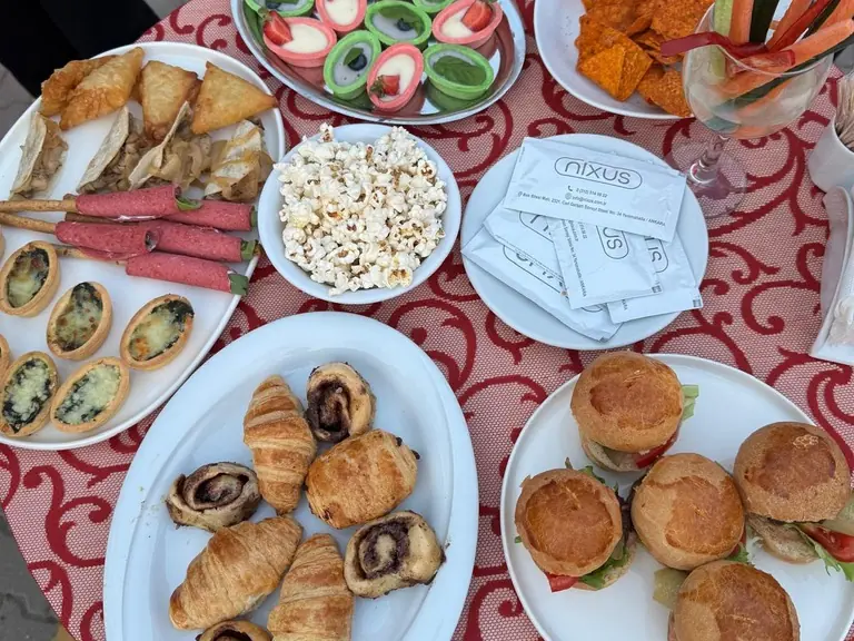 Kurumsal etkinlikte kokteyl masası