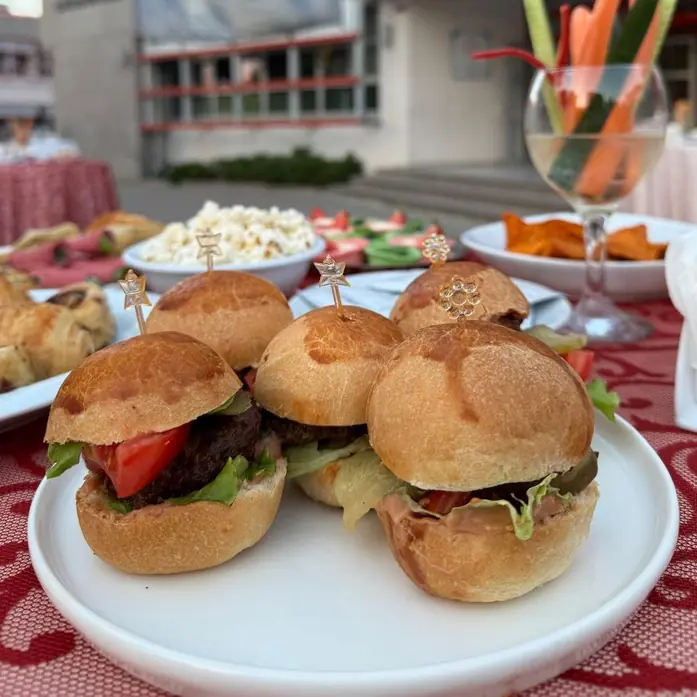 Mini burger ikramı