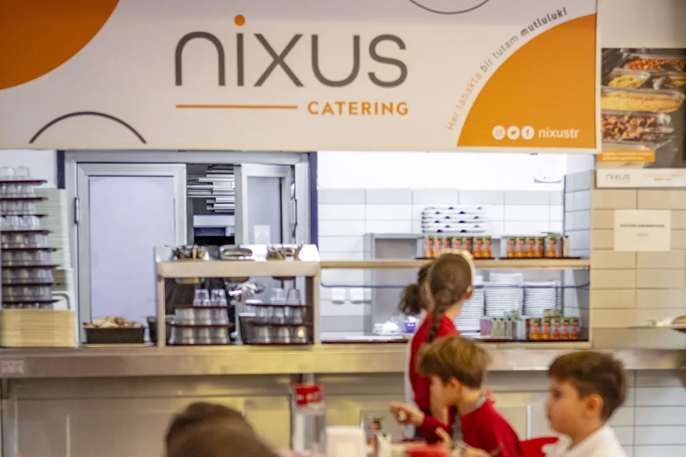 Nixus Catering markalı yemekhane servis bandı ve öğrenci masaları